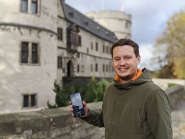 Bilder: Christopher Horstmann, wissenschaftlicher Volontär des Kreismuseums, hat die neue App erarbeitet. ©Kreismuseum Wewelsburg